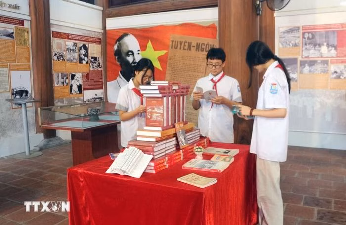Việc đọc sách và tìm hiểu về Bác tại hiện trường lịch sử mang lại hiệu quả giáo dục sâu sắc hơn.