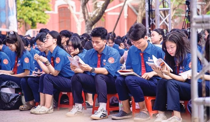 Việc tiếp cận thông tin tuyển sinh chính thống giúp học sinh giảm bớt áp lực khi chọn ngành.