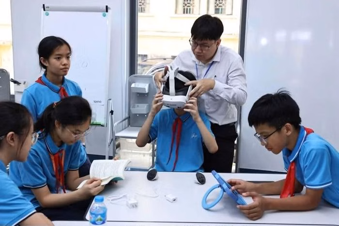 Sự kết hợp giữa công nghệ hiện đại và phương pháp giáo dục mới giúp học sinh chủ động hơn trong việc chiếm lĩnh tri thức. (Ảnh: THANH TÙNG)