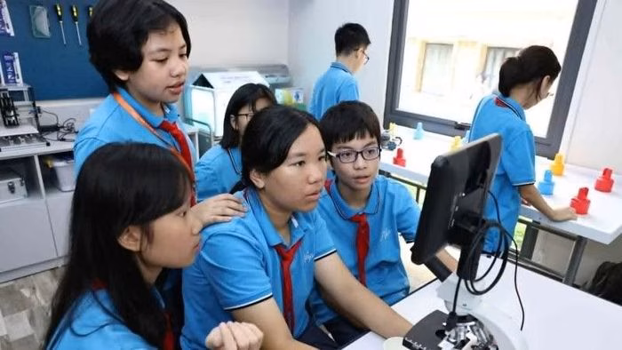 Học sinh trực tiếp trải nghiệm khám phá các tiêu bản tế bào động thực vật, biến lý thuyết sách giáo khoa thành quan sát thực tế. (Ảnh: THANH TÙNG)