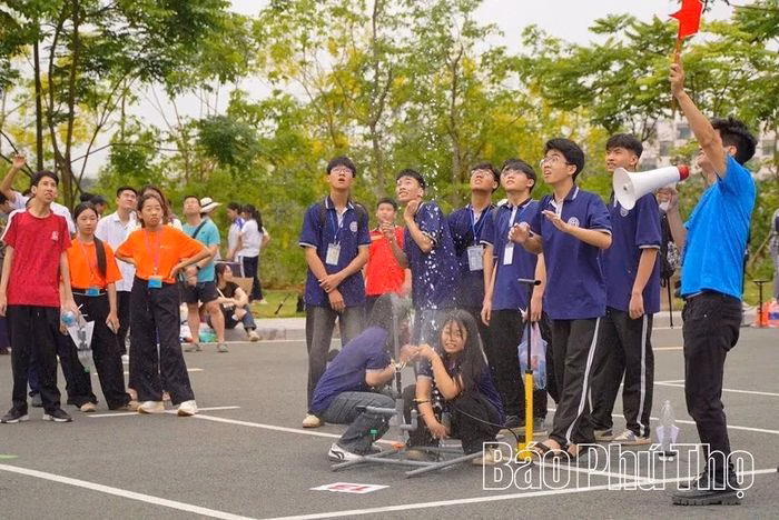 Các thành viên đội thi “Tên lửa nước” của trường THPT Hạ Hòa trong khoảnh khắc triển khai phần thi thực tế.
