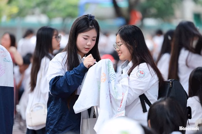 Những lời chúc viết vội trên áo đồng phục trở thành kỷ vật vô giá của thời học sinh. Ảnh: NTCC