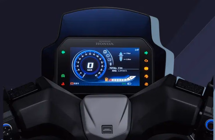 Honda NS150ES 2026 gây ấn tượng với những đường nét góc cạnh, mang lại vẻ ngoài quyền lực hơn các mẫu scooter thông thường.
