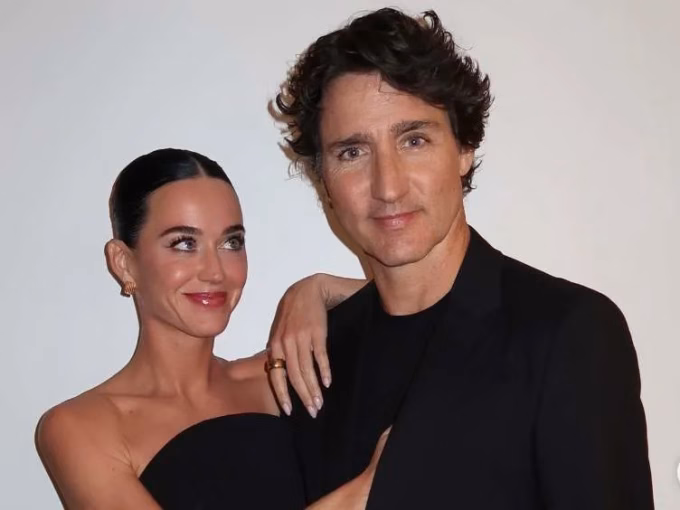 Cặp đôi bắt đầu nảy sinh tình cảm từ mùa hè năm ngoái sau khi Katy chia tay Orlando Bloom.