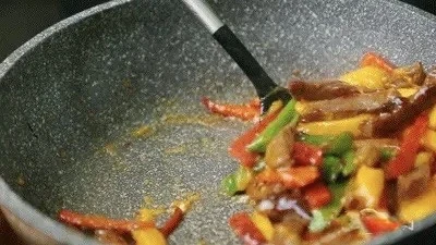 Kết hợp thịt bò, ớt chuông và xoài