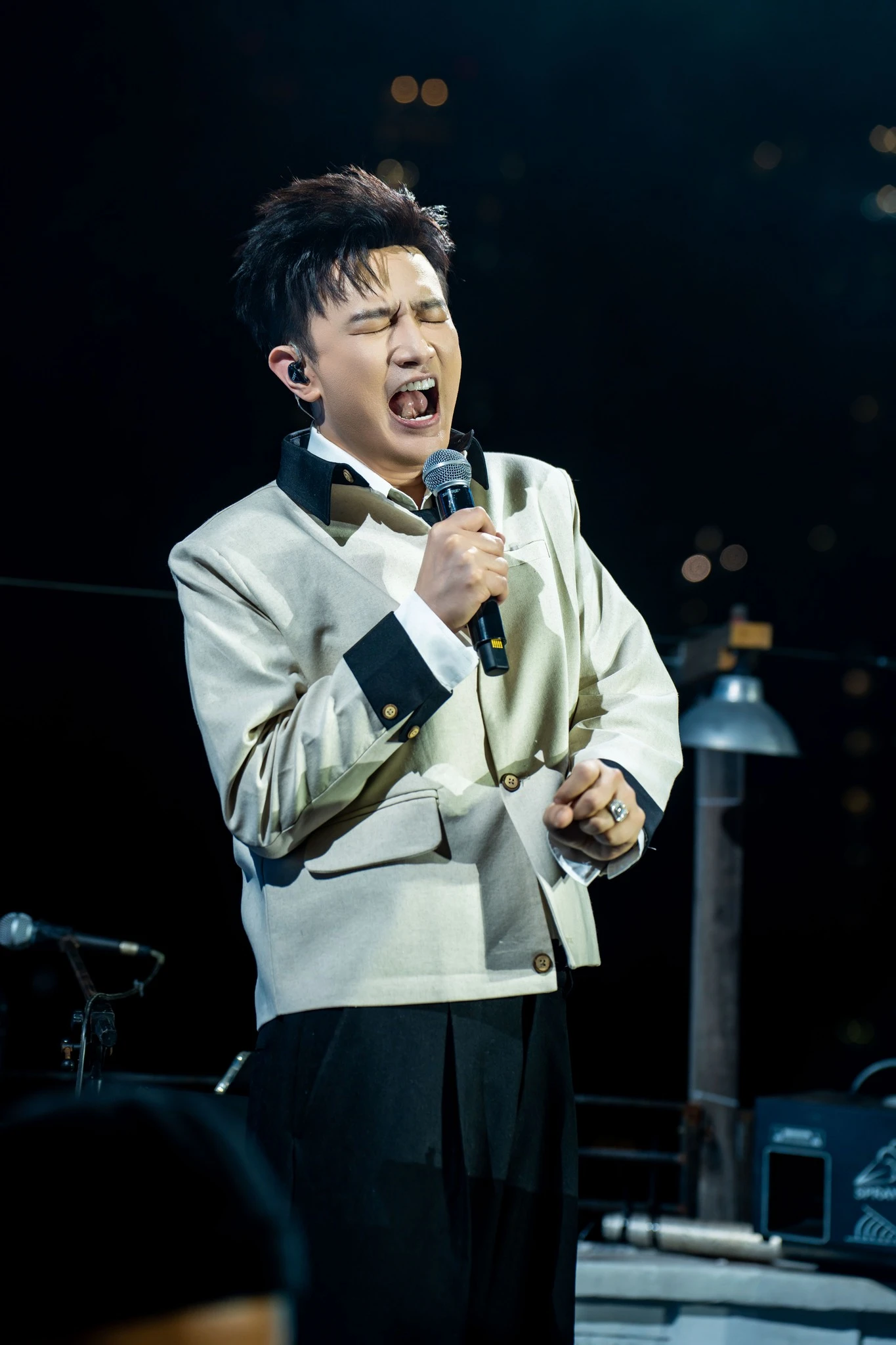 Nền tảng vocal hạn chế không còn là rào cản khi Dược Sĩ Tiến biết cách tận dụng sức mạnh truyền thông