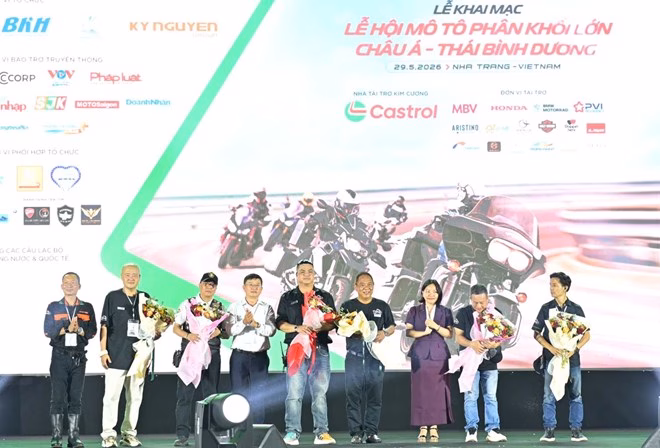 Ban tổ chức Lễ hội mô tô phân khối lớn châu Á - Thái Bình Dương tặng hoa cho các đội tham dự. Ảnh: Vĩnh Thành
