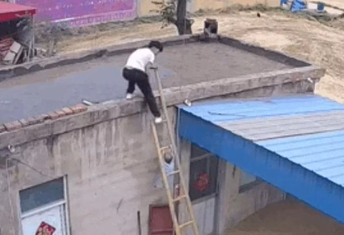 Hình ảnh cắt từ clip ghi lại khoảnh khắc cứu con nghẹt thở.