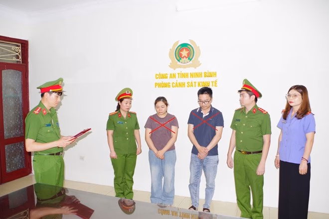 Đối tượng Nguyễn Tư Duy và Lê Thị Lan Anh bị khởi tố, bắt tạm giam về hành vi “Làm giả tài liệu của cơ quan, tổ chức”. Ảnh: Diệu Anh