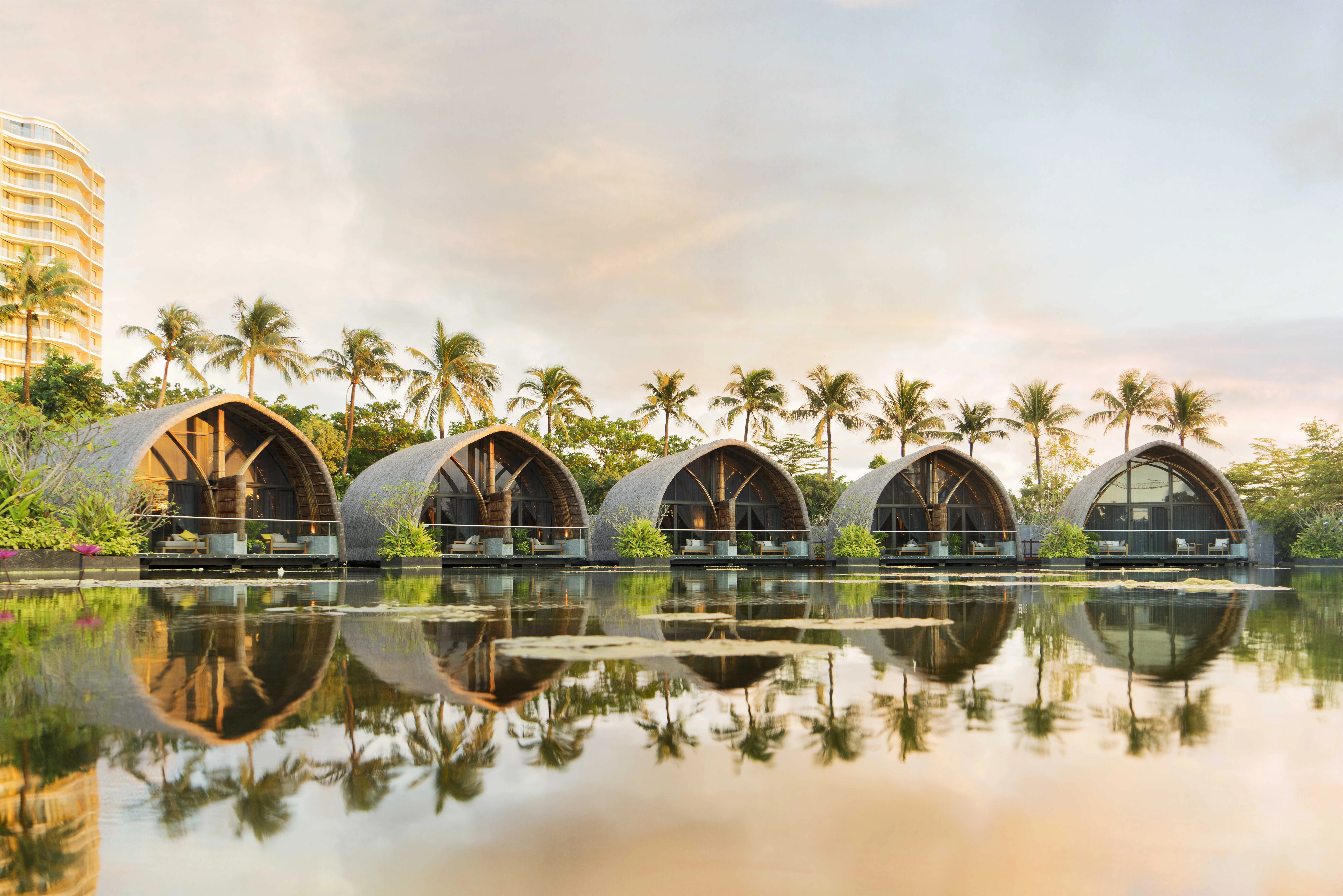 HARNN Heritage Spa nương mình trong những chòi tre trên đầm sen, tạo không gian chữa lành tuyệt đối (Ảnh: GROHE).
