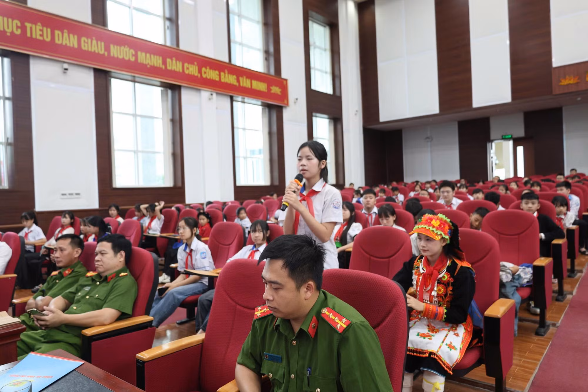 Trẻ em các dân tộc tỉnh Lai Châu đề đạt những ý kiến, kiến nghị với đại biểu Quốc hội và Hội đồng Nhân dân