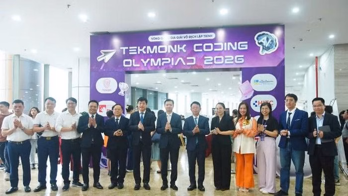 Các đại biểu tham quan những dự án công nghệ đầy sáng tạo của học sinh tại NIC.