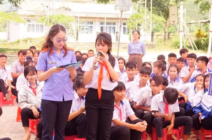 Kiểm sát viên trực tiếp tương tác, giúp các em học sinh tháo gỡ những thắc mắc về pháp luật.