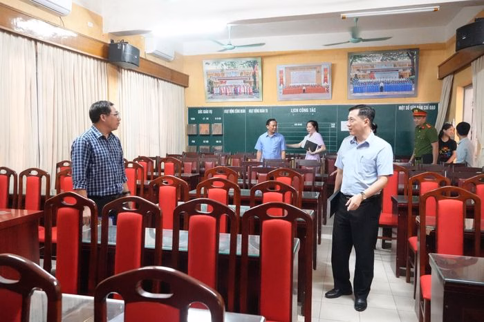 Công tác kiểm tra nghiêm ngặt cơ sở vật chất tại điểm thi Trường THPT Nguyễn Thị Minh Khai.
