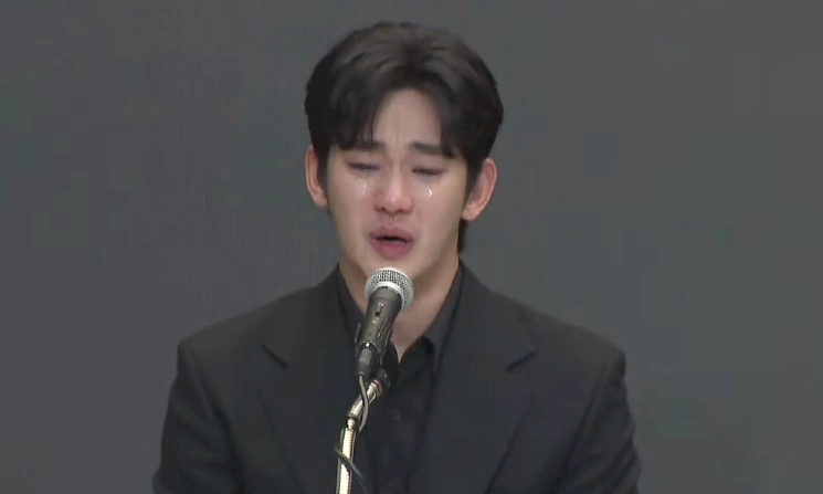 Kim Soo Hyun tại buổi họp báo về scandal vào tháng 3/2025. Ảnh: Chosun TV