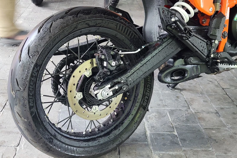 KTM 390 SMC R mang đến trải nghiệm lái phấn khích trong đô thị