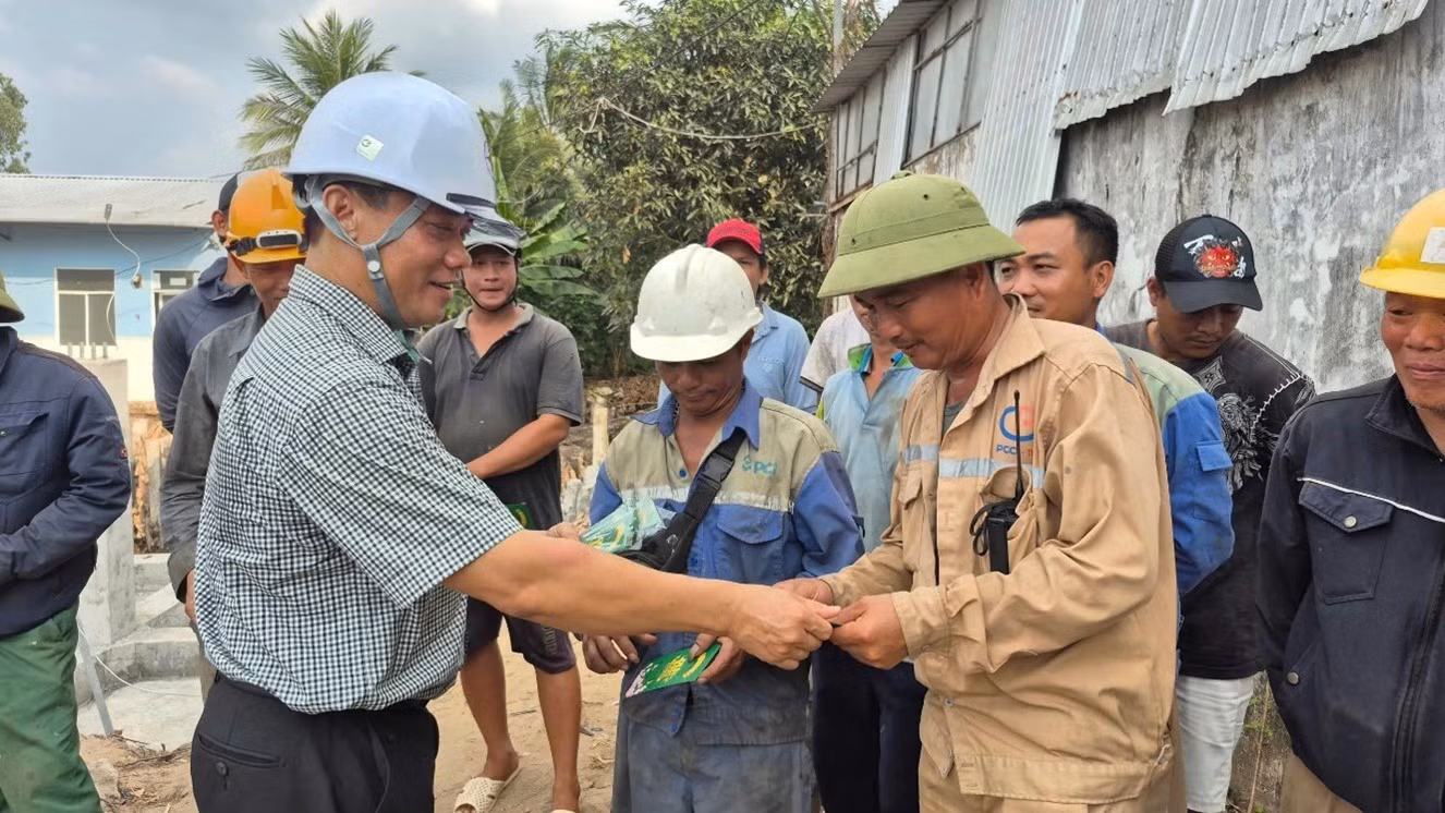 Lãnh đạo EVNSPC tặng quà động viên lực lượng thi công làm xuyên lễ 30/4-01/5 trên các công trình tại tỉnh An Giang