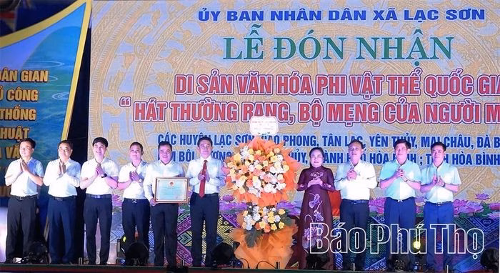 Lãnh đạo Sở Văn hóa, Thể thao và Du lịch trao Bằng công nhận Di sản văn hóa phi vật thể quốc gia “Hát Thường rang, Bộ mẹng của người Mường” và tặng hoa chúc mừng.