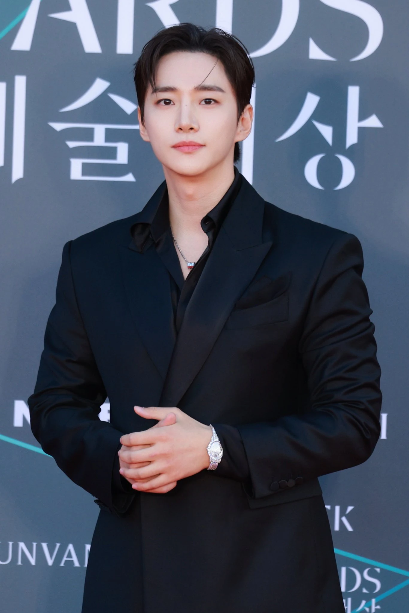 Lee Junho gây ấn tượng mạnh với đồng hồ L’Heure du Diamant và dây chuyền Chopard Ice Cube.
