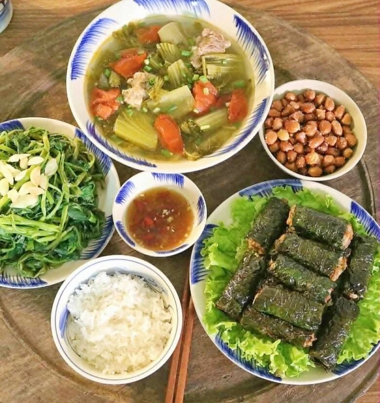 Mâm cơm đơn giản nhưng đầy đủ dinh dưỡng cho ngày cuối tuần