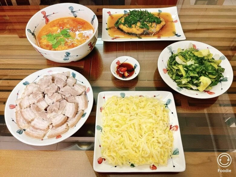 Mâm cơm gia đình đơn giản nhưng đầy đủ dinh dưỡng và màu sắc hấp dẫn