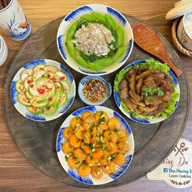 Mâm cơm ngày hè dân dã với tôm rang, canh cua và cà muối