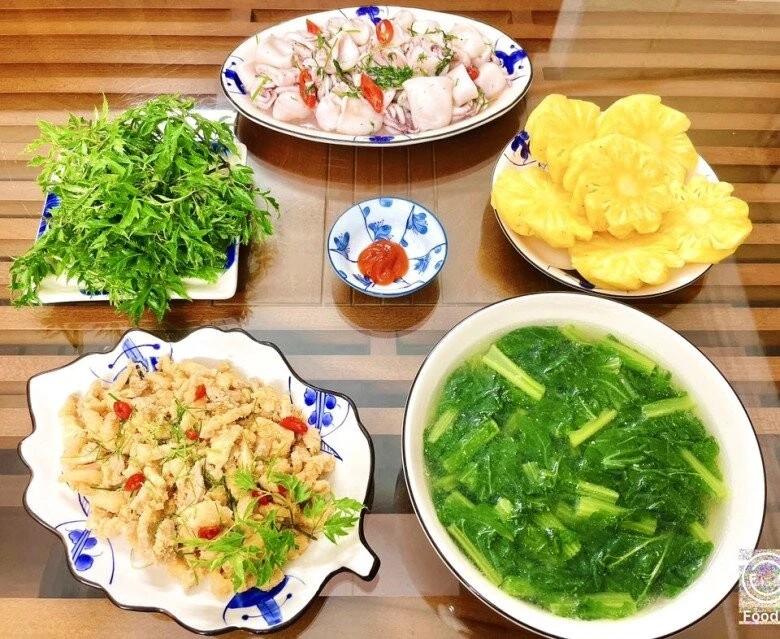 Mâm cơm đơn giản nhưng đầy đủ dinh dưỡng cho ngày hè oi ả