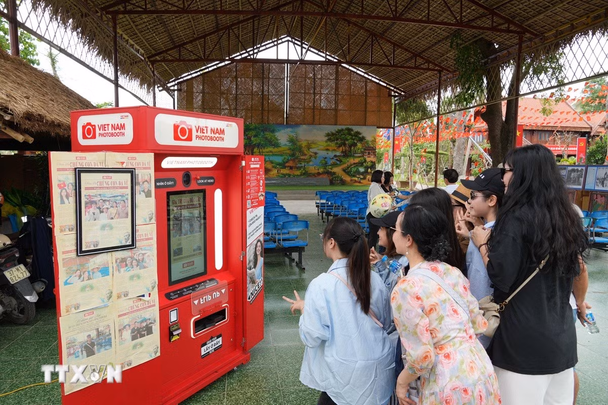 Sự kết hợp giữa công nghệ và văn hóa tạo ra những trải nghiệm lưu niệm độc đáo cho du khách. (Ảnh: Bích Huệ/TTXVN)