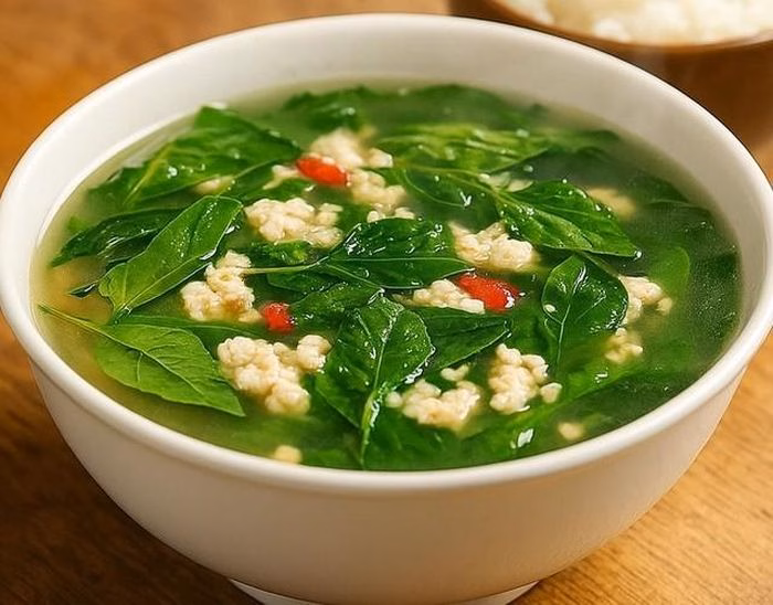 Canh lá ớt nấu tôm cung cấp hàm lượng canxi cao, hỗ trợ vận động linh hoạt.