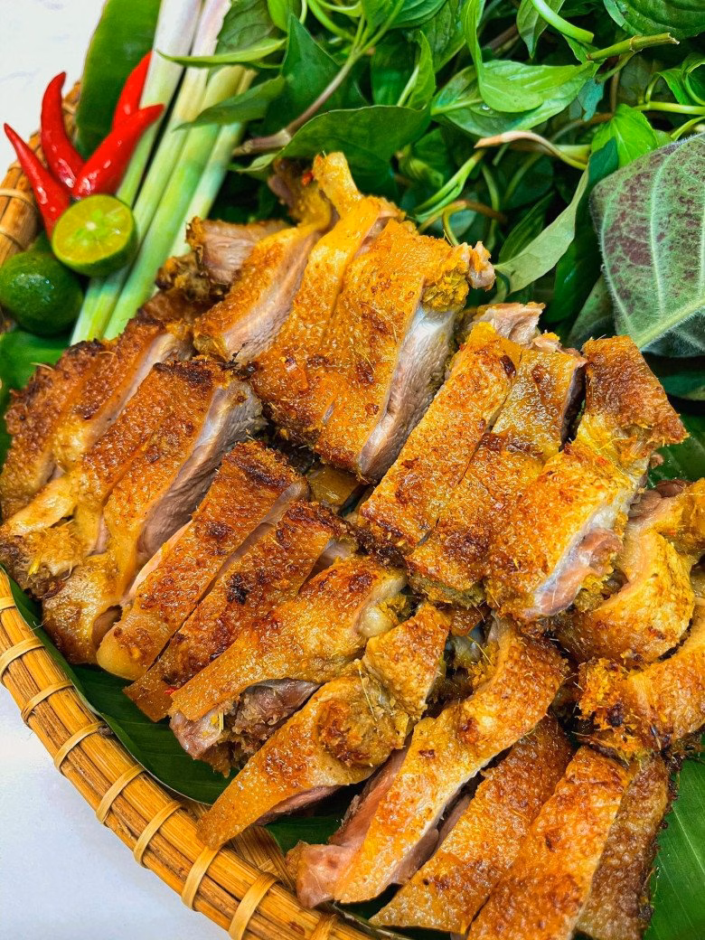 Vịt nướng giả cầy với màu vàng óng ả, kích thích vị giác