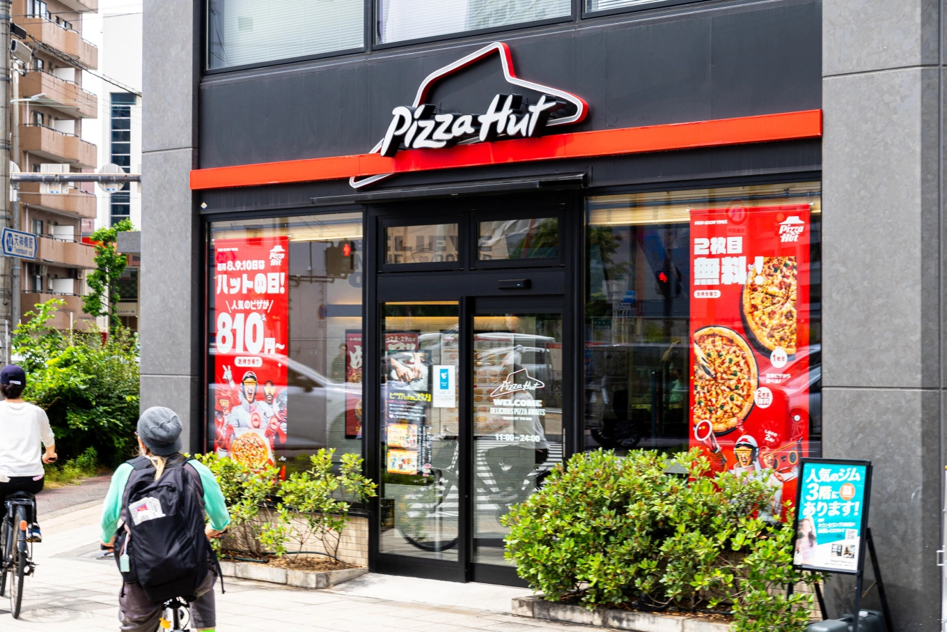 Một chi nhánh của chuỗi nhà hàng Pizza Hut tại Osaka, Nhật Bản, ngày 24/5. Ảnh: Reuters