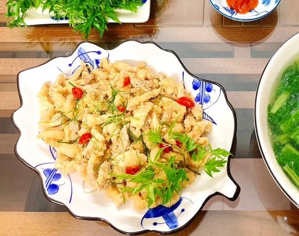 Mực xào thì là chín tới, giữ được độ giòn ngọt tự nhiên