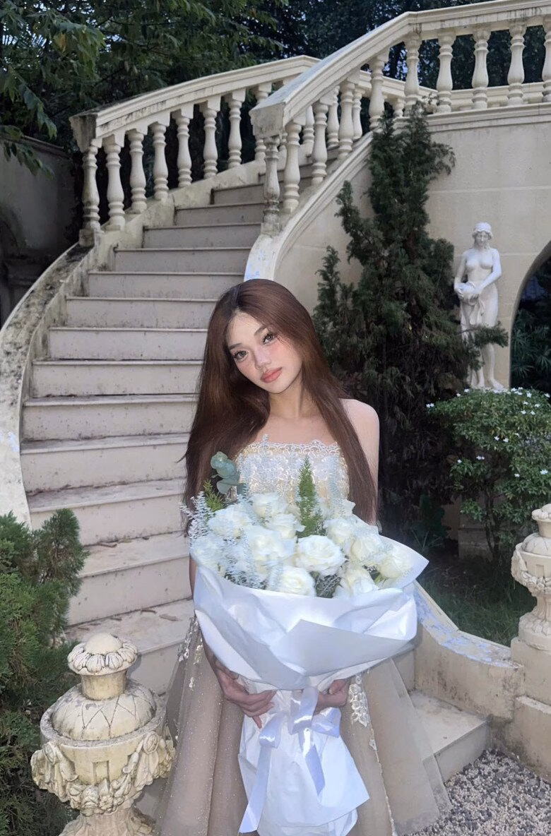 Ca sĩ Mỹ Lệ xúc động chia sẻ kỷ niệm và niềm tự hào về con gái tuổi 20.