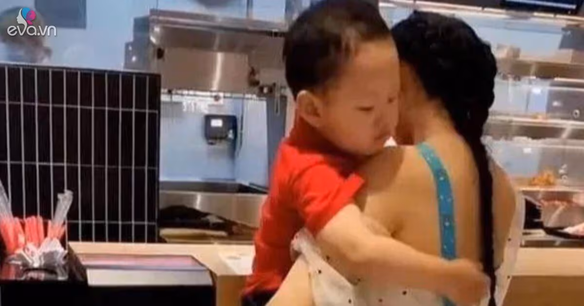 Nắng nóng, mẹ mặc áo hở lưng cùng con đi ra ngoài, hành động đáng yêu của em bé khiến người xung quanh bật cười