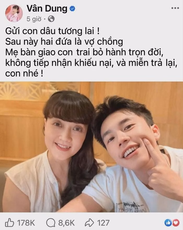 Nghệ sĩ Vân Dung và con trai.