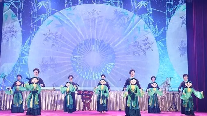Những động tác uyển chuyển của múa rối cạn đã mang đến một góc nhìn mới mẻ về văn hóa Việt cho khán giả Lào. (Ảnh: DUY TOÀN)