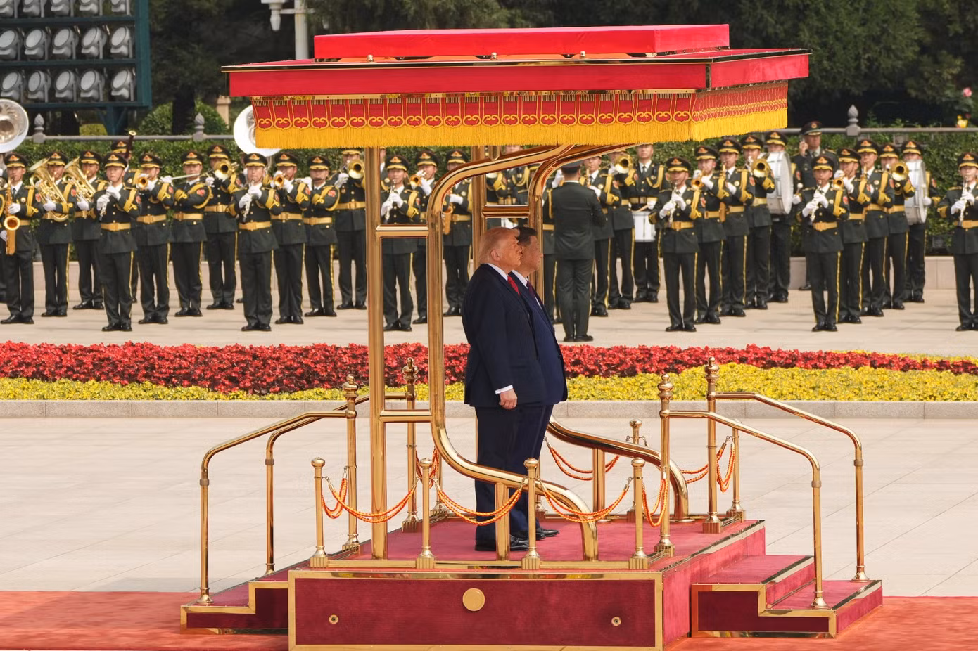 Tổng thống Mỹ và Chủ tịch Trung Quốc thực hiện nghi thức chào cờ trang nghiêm. (Ảnh: AP)