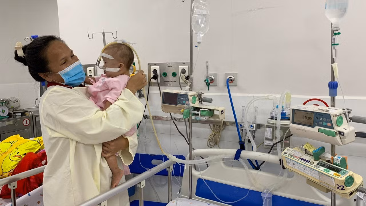 Người mẹ có con bị tim bẩm sinh và Hội chứng Down xúc động trước sự chân thành và gần gũi của Phó Chủ tịch nước