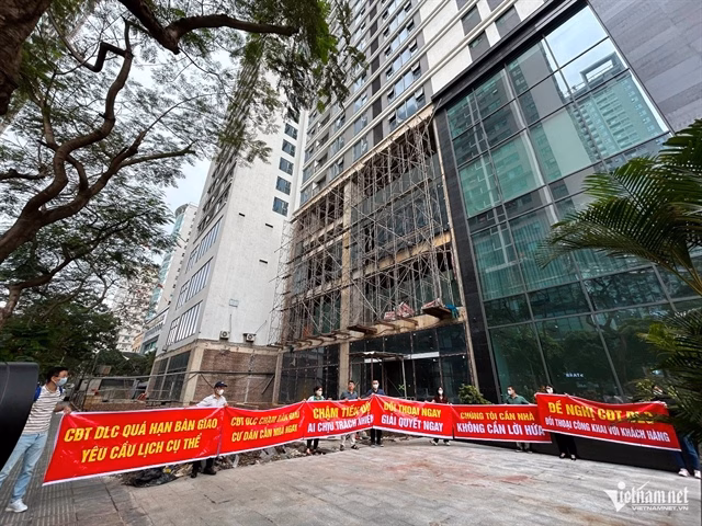 Nhiều khách hàng tại dự án Harmony Square bức xúc vì chủ đầu tư liên tục lùi thời hạn bàn giao nhà.