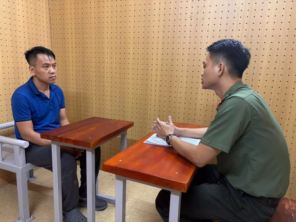 Đối tượng cầm đầu Nguyễn Hoàng Tuấn tại cơ quan điều tra.