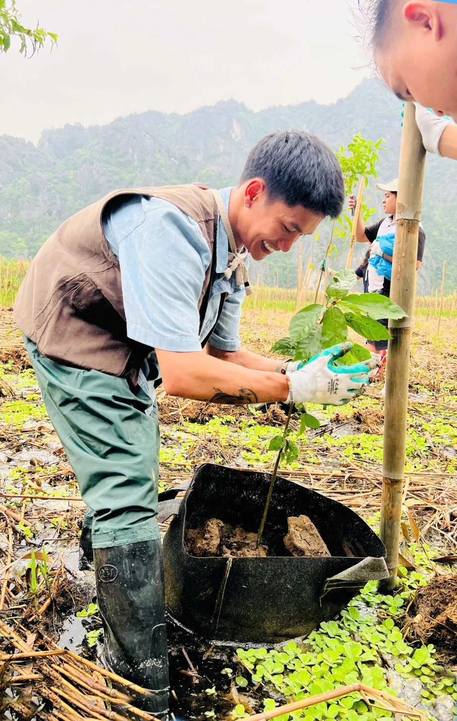 Ca sĩ Nguyễn Hùng thể hiện trách nhiệm với thiên nhiên qua hoạt động trồng cây.