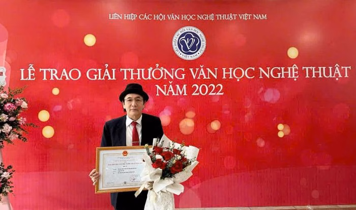 Sự ghi nhận xứng đáng cho những đóng góp bền bỉ của ông đối với lý luận phê bình.