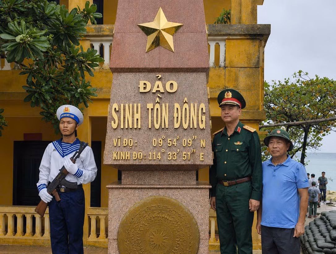 Nhạc sỹ Lê Tự Minh tìm thấy cảm hứng từ những cuộc trò chuyện giản dị với người lính biển. (Ảnh: NVCC)