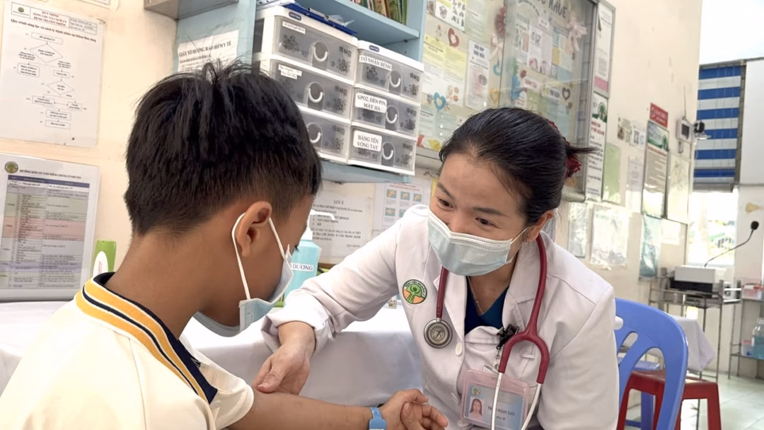 Ban xuất huyết là dấu hiệu đặc trưng nhưng thường xuất hiện muộn, cần cảnh giác ngay từ khi trẻ sốt cao.