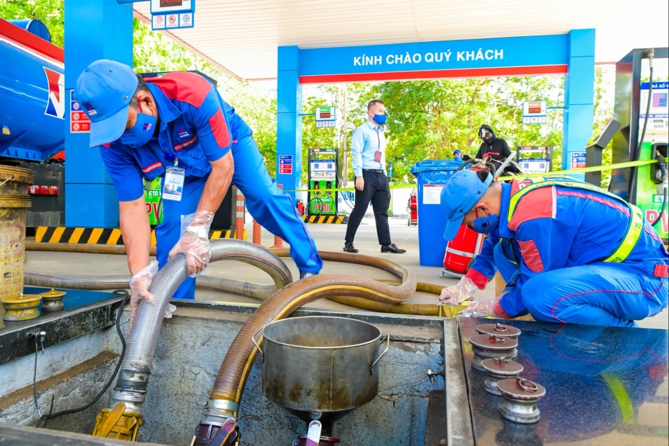 Nhân viên nhập E10 vào bồn chứa tại cây xăng. Ảnh: PVOIL