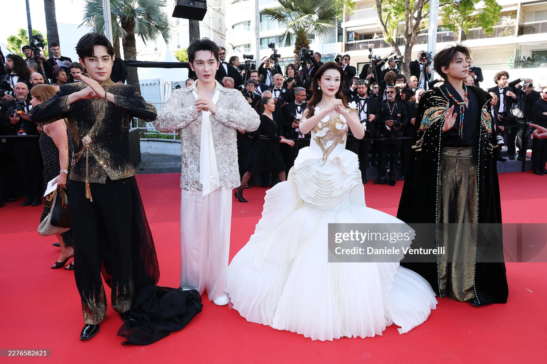 Những bộ trang phục thiếu tinh tế khiến nhóm sao này bị chỉ trích. Ảnh: Getty Images