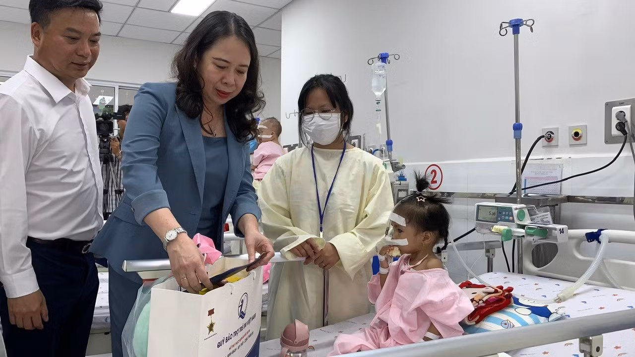 Những món quà mừng ngày Tết Thiếu nhi được Phó Chủ tịch nước tận tay trao cho các bé ngay trên giường bệnh trong sự xúc động của thân nhân