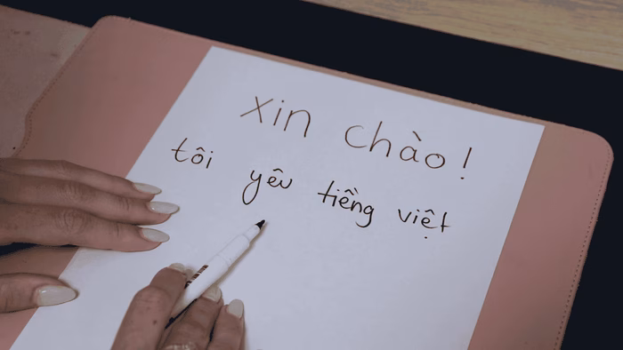 Những nét chữ đầu tiên mở ra hành trình làm quen với tiếng Việt (Ảnh : Gia Bảo)