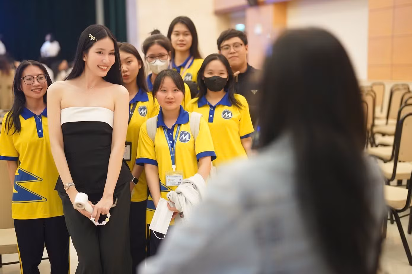 Nữ sinh hào hứng tìm hiểu về cuộc thi Hoa hậu Việt Nam 2026