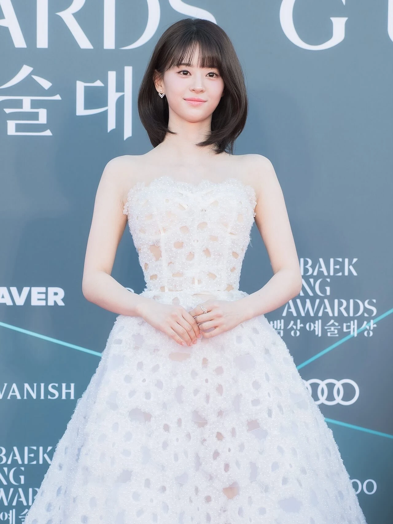 Park Eunbin chọn sự kết hợp giữa sapphire lam và kim cương từ nhà Chopard cho diện mạo đẳng cấp.
